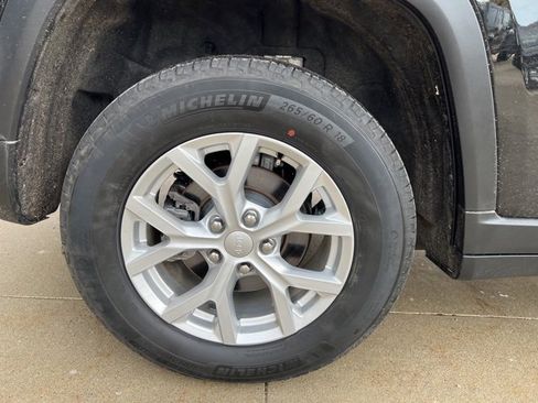 Used 2023 Jeep Grand Cherokee Limited w/ Luxury Tech Group II image 8