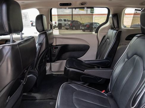 Used 2023 Chrysler Pacifica Limited FWD image 16
