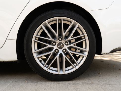 Used 2021 Genesis G70 2.0T image 15