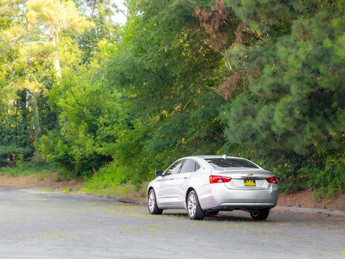 Used 2019 Chevrolet Impala LT FWD image 38