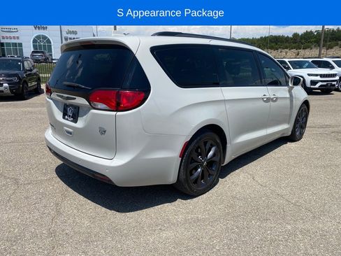 Used 2019 Chrysler Pacifica Touring Plus w/ S Appearance Package FWD image 6