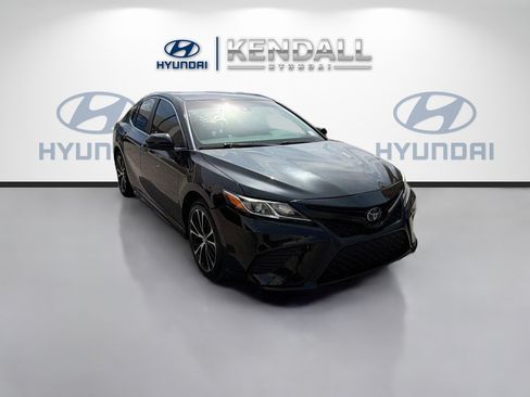 Used 2019 Toyota Camry SE FWD image 1