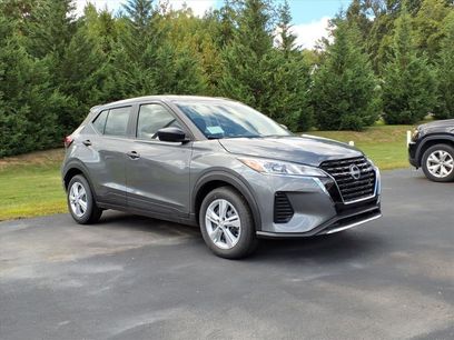 New 2025 Nissan Kicks Play S