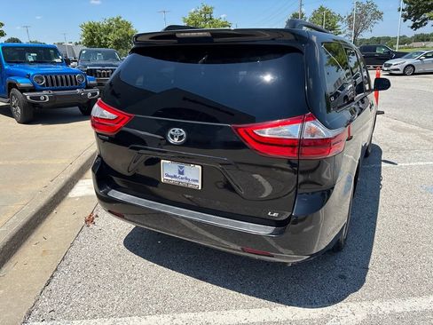 Used 2017 Toyota Sienna LE FWD image 31