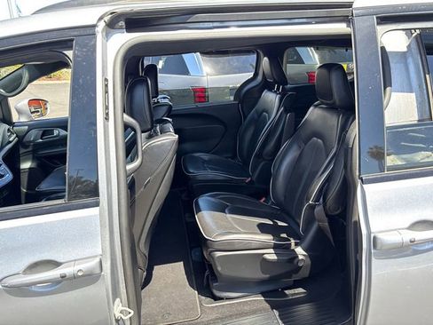 Used 2020 Chrysler Pacifica Limited w/ S Appearance Package FWD image 10