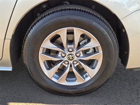 Used 2025 Toyota Sienna XLE image 9