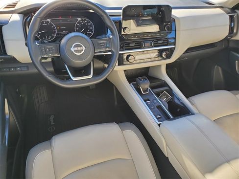 Certified 2025 Nissan Pathfinder SL image 17