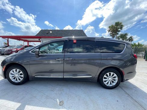 Used 2018 Chrysler Pacifica Touring-L FWD image 5