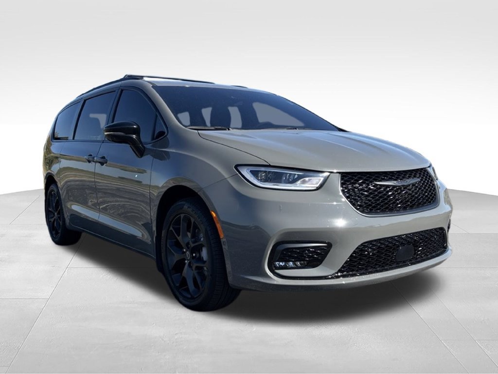 Used 2025 Chrysler Pacifica Limited AWD/4WD image 3