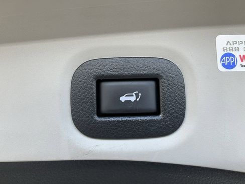 Used 2018 Nissan Rogue SV image 10