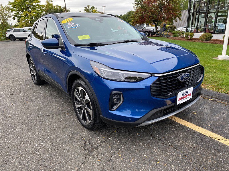 Used 2023 Ford Escape Platinum w/ Class II Trailer Tow Package AWD/4WD image 3
