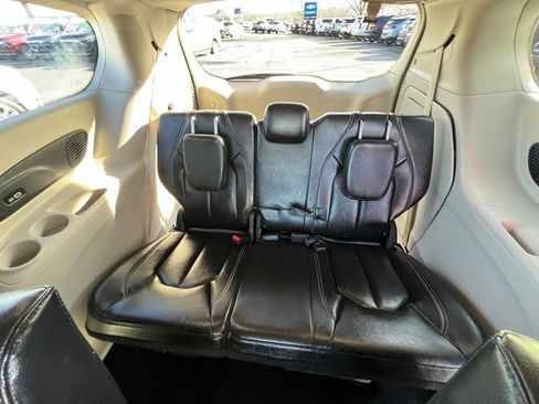 Used 2022 Chrysler Pacifica Touring-L w/ Uconnect Theater Family Group image 18