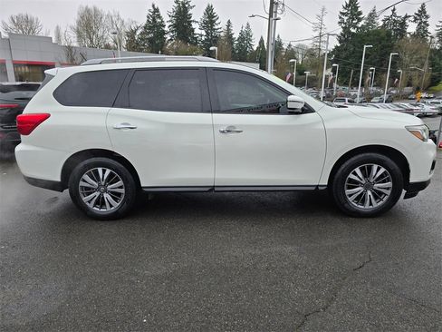Used 2017 Nissan Pathfinder SV image 8
