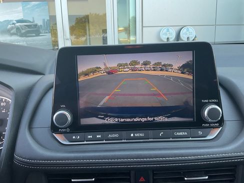 Used 2025 Nissan Rogue SV FWD image 23