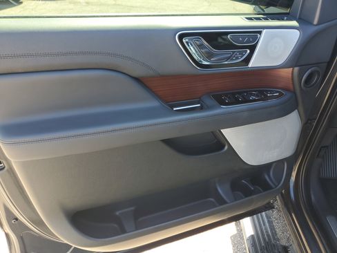 Used 2023 Lincoln Navigator Reserve image 10