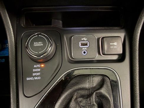 Used 2019 Jeep Cherokee Limited AWD/4WD image 30