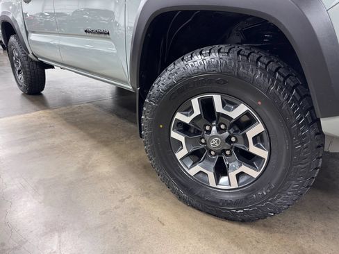 Used 2022 Toyota Tacoma TRD Off-Road w/ TRD Premium Off Road Package AWD/4WD image 8