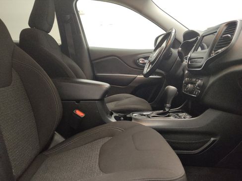 Used 2020 Jeep Cherokee Latitude w/ Cold Weather Group FWD image 21