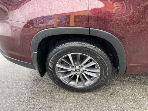 Used 2018 Toyota Highlander SE image 12
