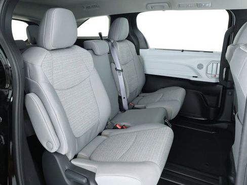 Used 2025 Toyota Sienna LE image 19