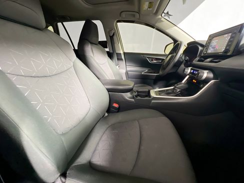 Used 2020 Toyota RAV4 XLE w/ Convenience Package FWD image 28