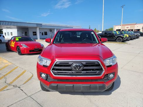 Used 2018 Toyota Tacoma SR5 AWD/4WD image 8