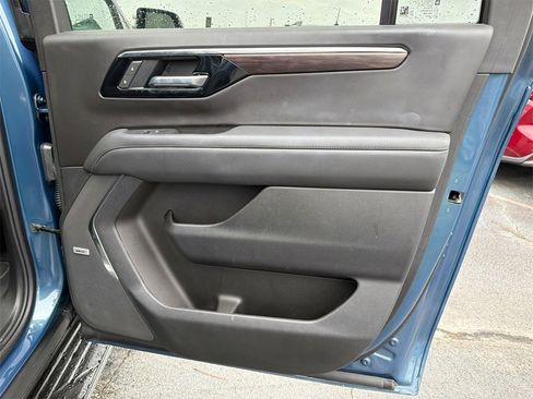 Used 2025 Chevrolet Suburban LT w/ Comfort Package image 16