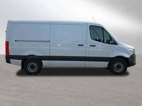 Used 2025 Mercedes-Benz Sprinter 2500 image 2