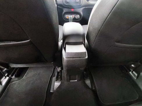 Used 2017 Jeep Renegade Altitude FWD image 13