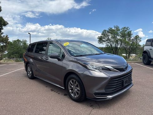 Used 2023 Toyota Sienna LE AWD/4WD image 7