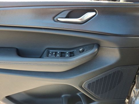 New 2025 Jeep Grand Cherokee Altitude image 12