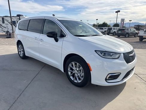 New 2026 Chrysler Pacifica Limited image 7