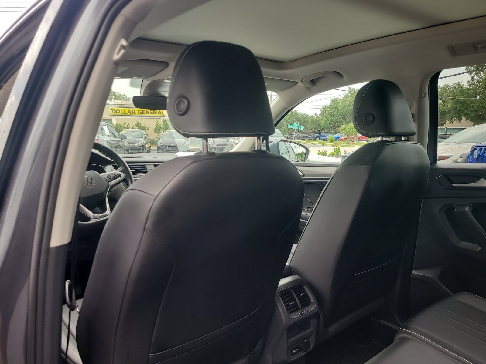 Used 2022 Volkswagen Tiguan SE w/ Panoramic Sunroof Package FWD image 11