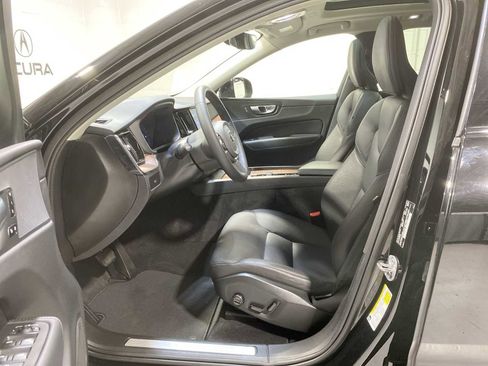 Used 2023 Volvo XC60 B5 Plus image 2