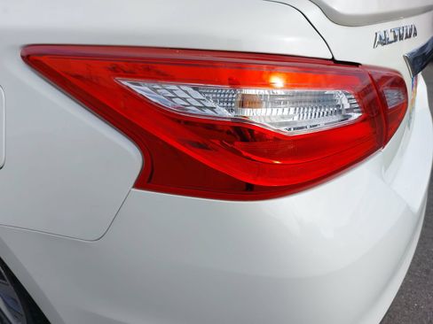 Used 2016 Nissan Altima 2.5 SR FWD image 35