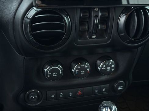 Used 2015 Jeep Wrangler Unlimited Sahara image 28