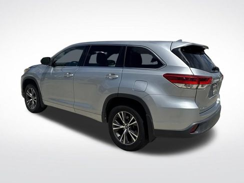 Used 2017 Toyota Highlander Plus FWD image 4