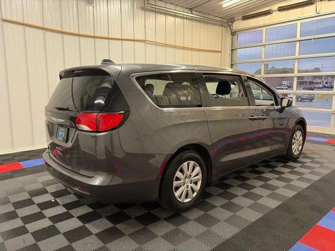Used 2021 Chrysler Voyager L FWD image 4