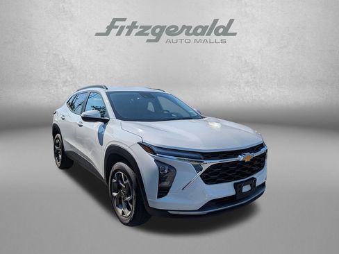 Used 2025 Chevrolet Trax LT FWD image 1