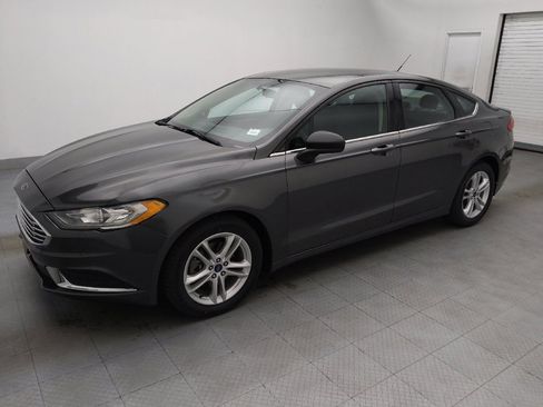 Used 2018 Ford Fusion SE w/ Fusion SE Technology Package image 2