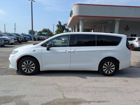 Used 2024 Chrysler Pacifica Limited FWD image 7