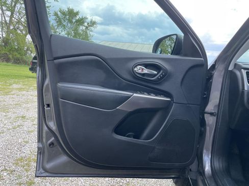 Used 2019 Jeep Cherokee Limited AWD/4WD image 9