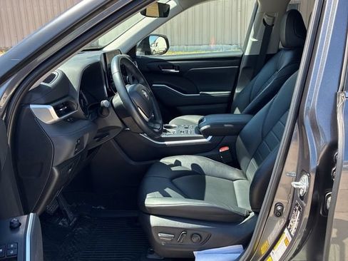 Used 2023 Toyota Highlander XLE AWD/4WD image 5