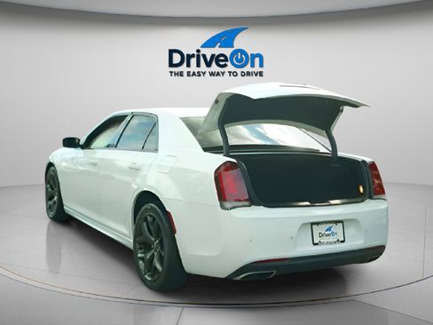 Used 2021 Chrysler 300 Touring L image 5