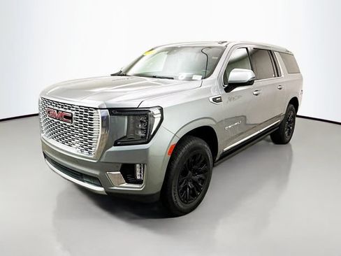 Used 2024 GMC Yukon XL Denali AWD/4WD image 3