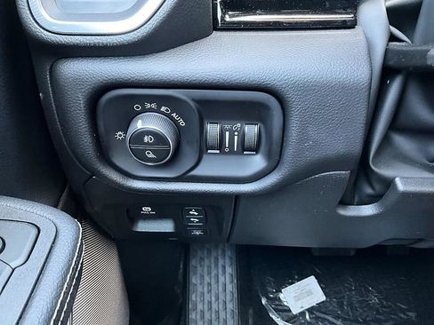 New 2026 RAM 1500 Laramie AWD/4WD image 15