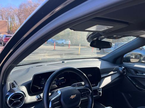 Used 2025 Chevrolet Equinox LT image 32