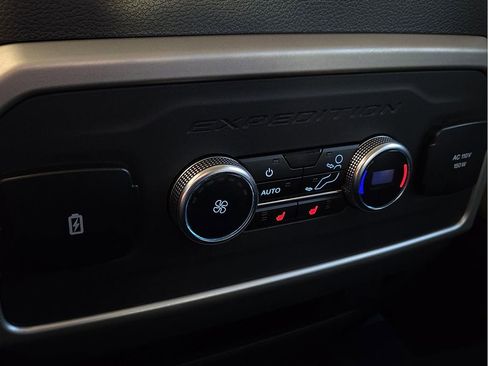 Used 2024 Ford Expedition Limited image 11