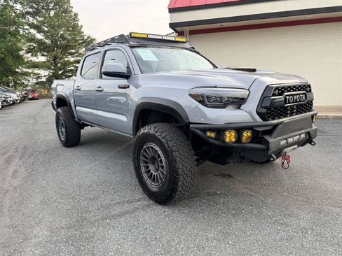 Used 2017 Toyota Tacoma TRD Pro AWD/4WD image 3