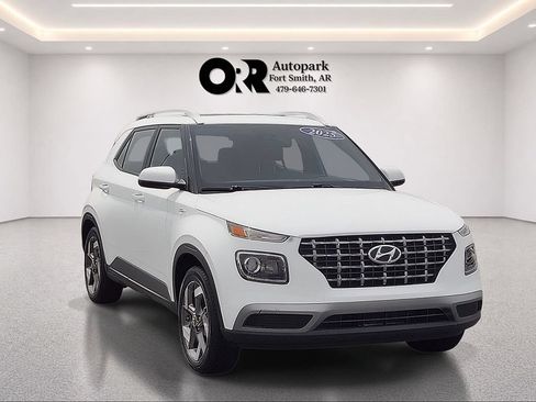 Used 2025 Hyundai Venue SEL FWD image 1